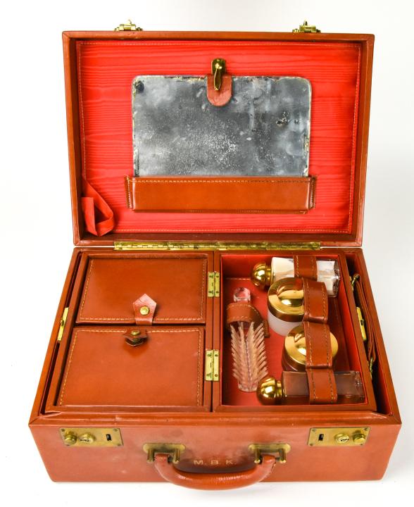 Vintage Leather Cased Travelling Toiletries Set (1 of 9)