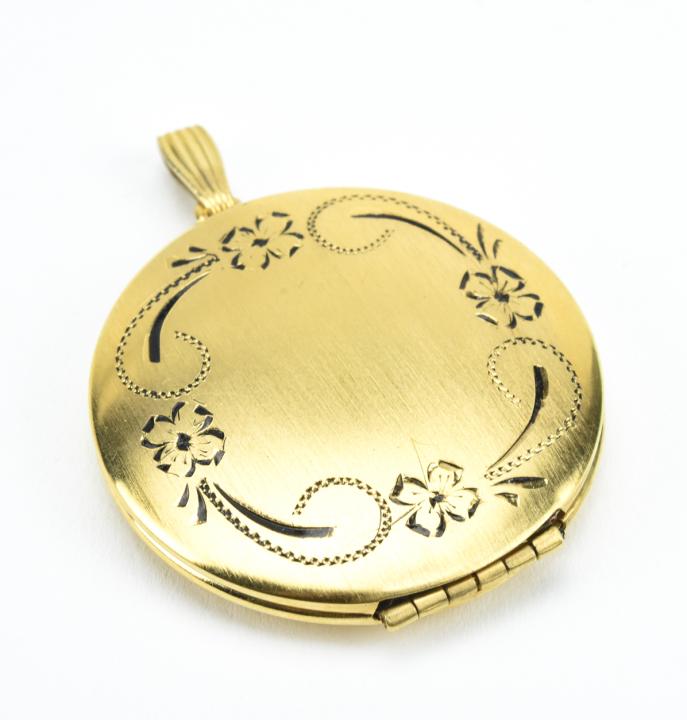 Estate Gold Filled Floral Motif Locket Pendant: Estate Gold Filled Floral Motif Locket Pendant. Circular locket necklace pendant. Measures 2 inches in length.