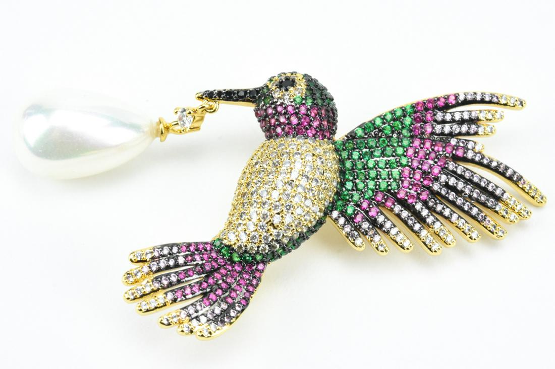 Gorgeous Micro Pave Hummingbird Brooch w Pearl: Gorgeous Micro Pave Hummingbird Brooch w Pearl. Featuring sapphire paste and CZ crystals with a large tear drop pearl and gold plated. Measures 2.25 inches in length.