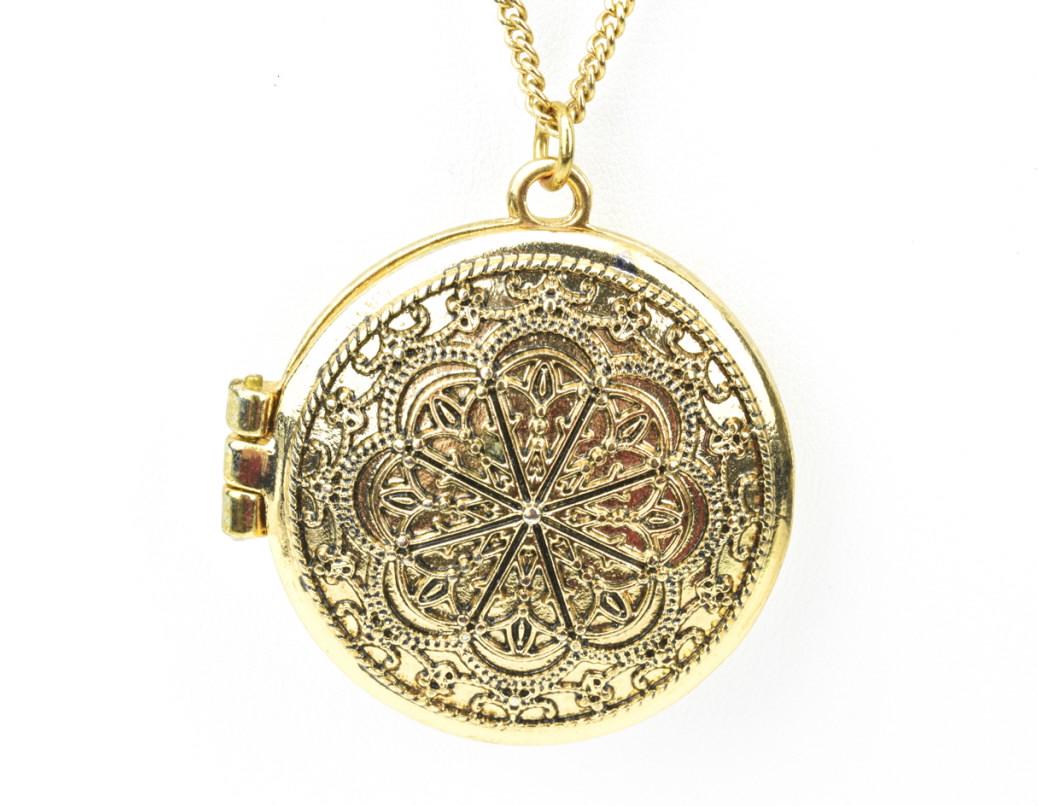 Vintage Gilt Metal Locket On Chain: Vintage Gilt Metal Locket On Chain. Locket necklace pendant on curb link chain. Chain measures 35 inches in length.