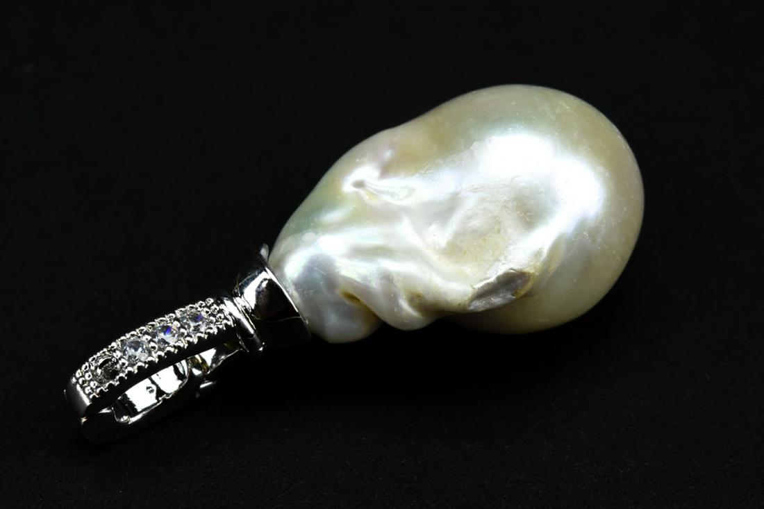 Necklace Pendant Fastener w 22mm Baroque Pearl: Necklace Pendant Fastener w 22mm Baroque Pearl. Silver plated. Bail opens like a clasp. Cultured high luster baroque pearl measures 22mm in length and pendant overall measures just under 1.5 inches.