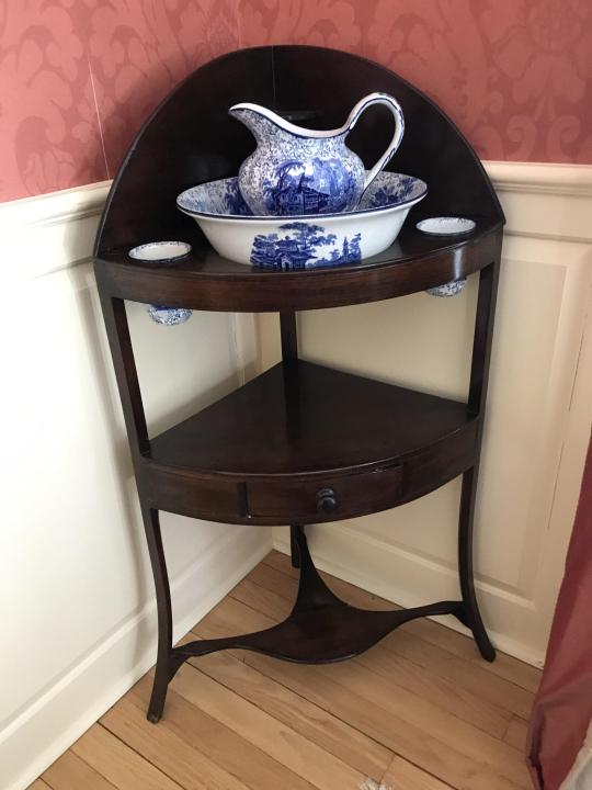 Antique C 1820s English Mahogany Corner Washstand: Antique C 1820s English Mahogany Corner Washstand. Measures 40 x 18 x 18 inches.