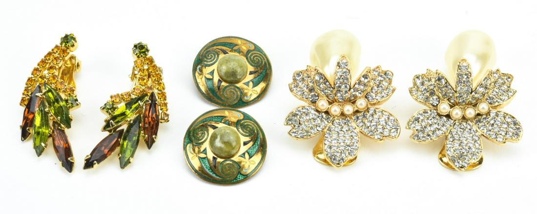 Collection Vintage Costume Jewelry Clip Earrings: Collection Vintage Costume Jewelry Clip Earrings. Gilt metal, rhinestone, paste, faux pearls. Faux pearl pair measures 1.5 inches in length.