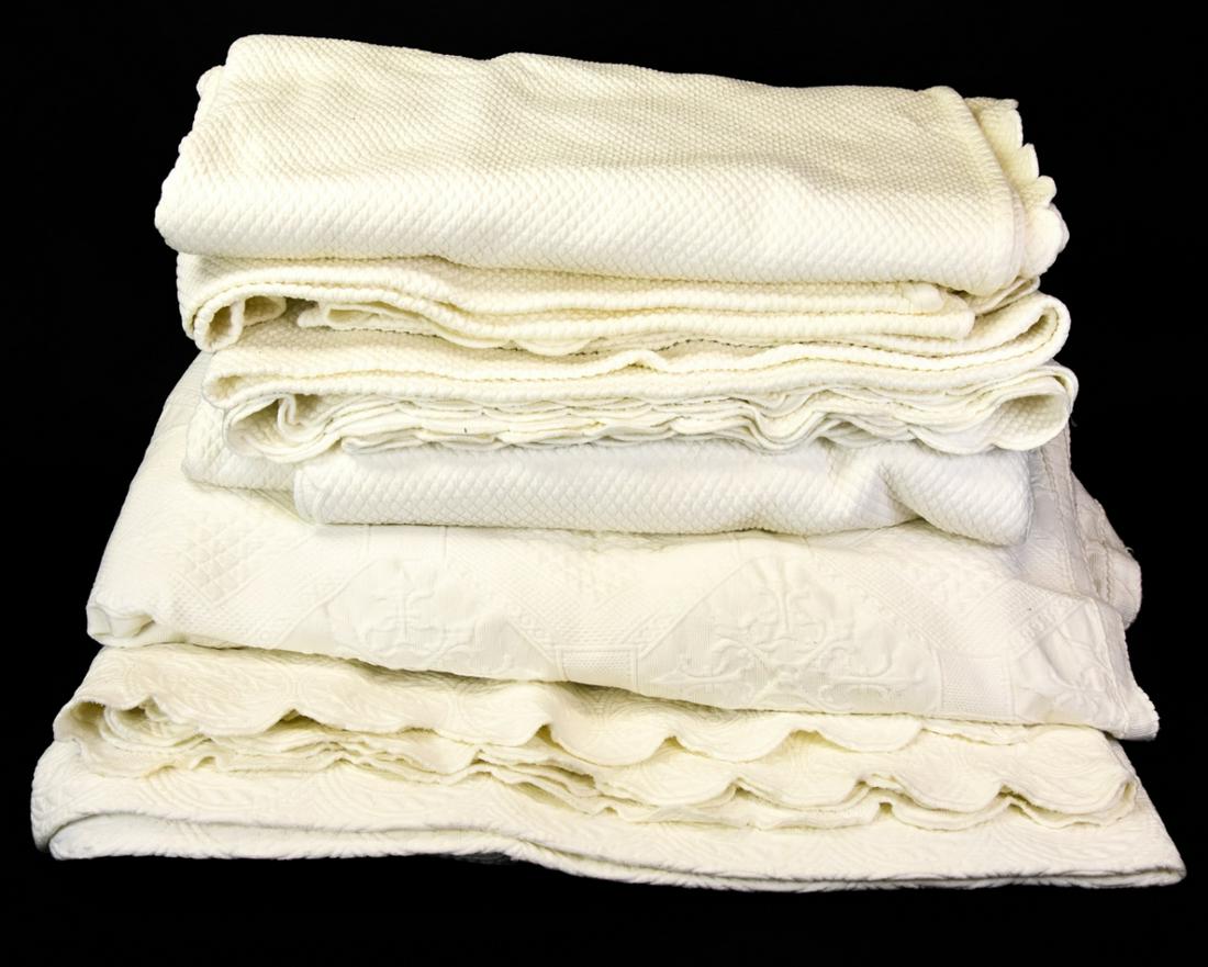 Lot 4 White Matelasse Twin Bed Coverlets (1 of 9)