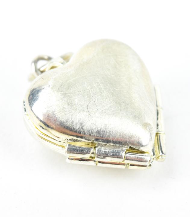 Estate Sterling Heart Locket w Accordion Foldout: Estate Sterling Heart Locket w Accordion Foldout Design. Measures nearly 1.25 inches in length.