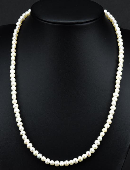 Estate 14kt Yellow Gold & Baroque Pearl Necklace: Estate 14kt Yellow Gold & Baroque Pearl Necklace. Set with high luster iridescent white cultured baroque pearls and a 14kt yellow gold necklace clasp. Measures 18 inches in length.