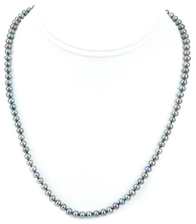 Estate 14kt Gold Cultured Tahitian Pearl Necklace: Estate 14kt Gold Cultured Tahitian Pearl Necklace. Having a 14kt yellow gold filigree clasp, hand knotted on silk thread, with high luster cultured baroque form black / silver tone Tahitian pearls. Me