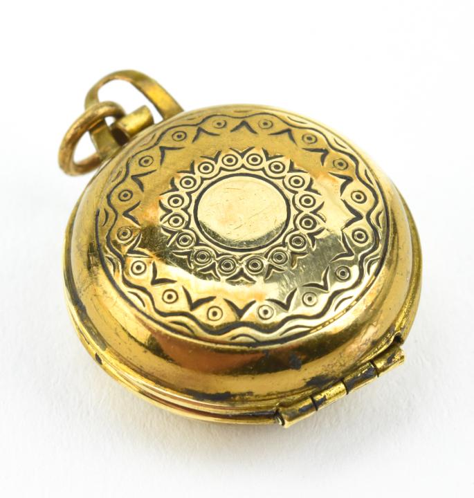 Vintage Round Locket Necklace Pendant: Vintage Round Locket Necklace Pendant. Measures just under 1.5 inches in length.