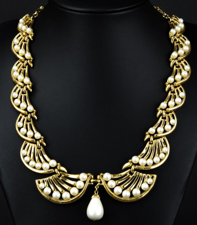 Vintage Trifari Articulated Gilt Metal Necklace: Vintage Trifari Articulated Gilt Metal Necklace. Vintage gilt metal and faux pearl necklace by Trifari. Measures 17.25 inches in length.