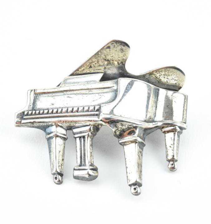 Vintage Sterling Silver Grand Piano Figural Brooch: Vintage Sterling Silver Grand Piano Figural Brooch. Hallmarked. Measures 1.25 inches in width.