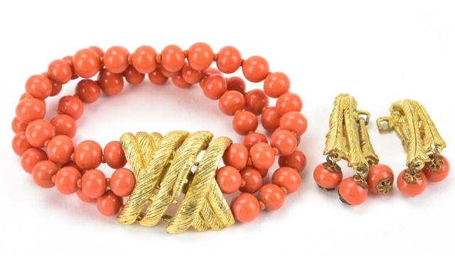 Vintage Costume Jewelry Faux Coral Jewelry Set: Vintage Costume Jewelry Faux Coral Jewelry Set. Bracelet and clip on earrings. Art glass faux coral beads and gilt metal. Bracelet measures 7.25 inches in length approximately.