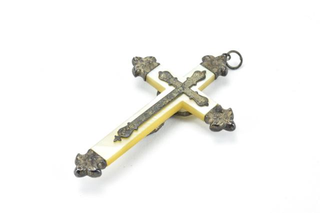 French 19th C Mother of Pearl Crucifix Pendant: French Antique 19th C Mother of Pearl Crucifix Pendant. having a French inscription on the back. Measures 3.5 inches in length.