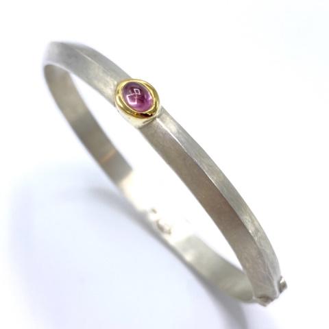 Vintage Sterling Bracelet w 18K Bezel Set Stone: Vintage Sterling Bracelet with 18K Bezel Set Stone. A lovely hinged sterling silver bracelet with 18K bezel set stone. Stamped STERLING and 18K. Approximately 21 grams and .25 inch wide.