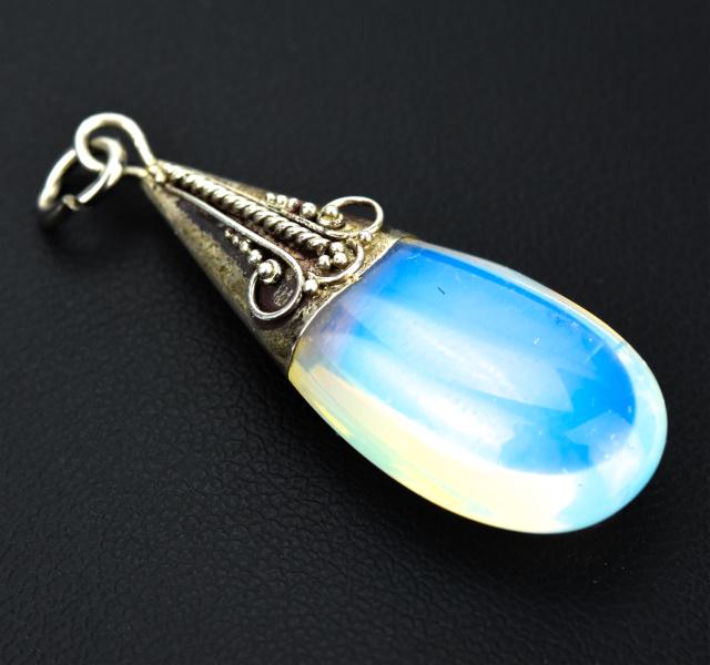 Vintage Sterling Silver Moonstone Necklace Pendant: Vintage Sterling Silver Moonstone Necklace Pendant. Hallmarked. Set with a pear shaped carved cabochon moonstone. Measures 1.5 inches in length.