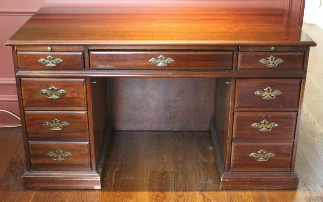 Thomasville Georgian Mahogany Kneehole Desk (1 of 7)