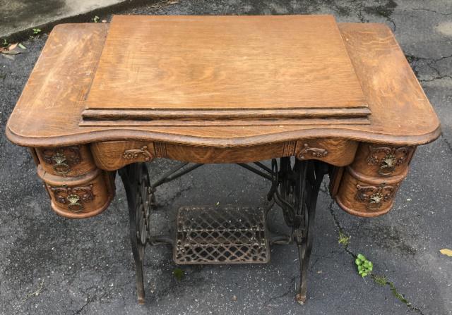 Antique Sewing Machine w Oak Table & Iron Base (1 of 5)