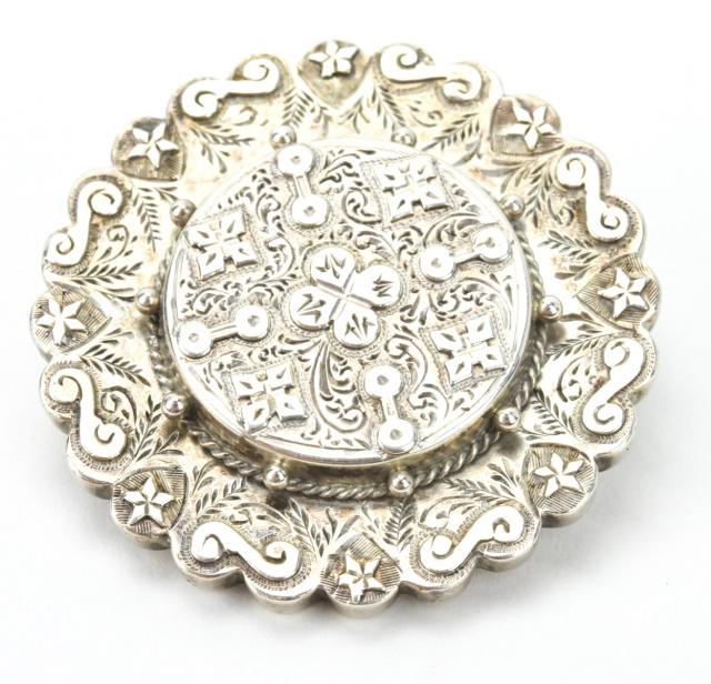 Antique 19th C English Sterling Mourning Brooch: Antique 19th C English Sterling Mourning Brooch. Victorian Aesthetic Movement motif with chased design, back with convex glass panel for mourning or sentimental locket. Measures 1.5 inches in diameter