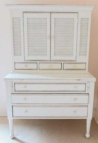 Lexington Plantation Style Desk: Lexington Plantation Style Desk. Measures 61.5 inches highx 40 inches wide x 21 inches deep. Writing surface fully extended measures 29.5 inches deep.