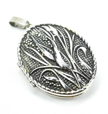 Vintage Sarah Coventry Silver Tone Locket Pendant: Vintage Art Nouveau Style Sarah Coventry Silver Tone Locket Necklace Pendant. Signed. Measures 2.25 inches in length.
