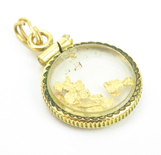 Estate Shaker Locket Pendant w Real Gold Flakes: Estate Shaker Locket Pendant w Real Gold Flakes. Gold filled and glass pendant with real 24kt gold flakes inside. Measures just over .75 of an inch in length.