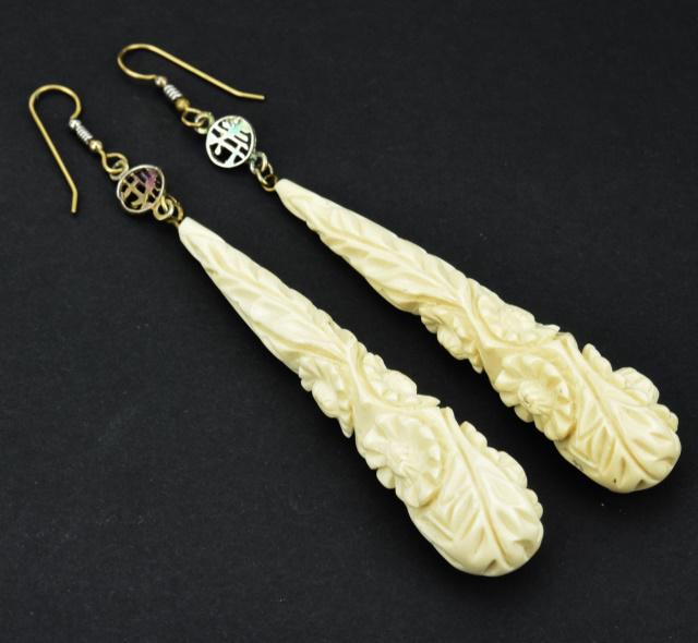 Pair of Vintage Bakelite Chinese Style Earrings (1 of 6)