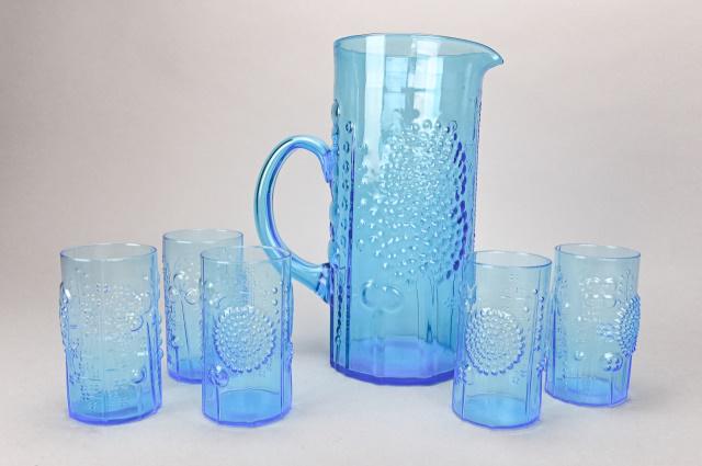 Iittala Finland Oiva Toikka Flora Pitcher Glasses: Iittala Finland Oiva Toikka (Finnish, 1931-2019) "Flora" Blue Glass Pitcher & 5 Glasses. Pitcher measures 9.75 inches high x 8 inches wide.