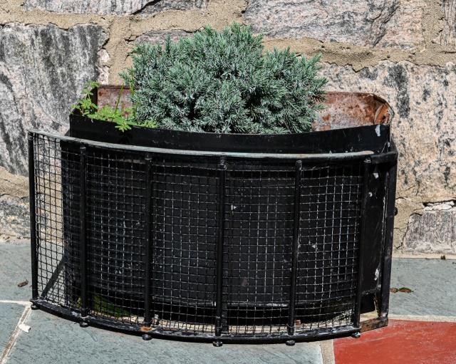 Pair Wire Mesh & Cast Iron Garden Planters (1 of 5)