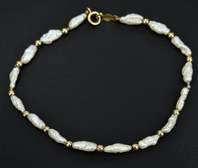 Estate 14kt Gold & Baroque Pearl Bracelet: Estate 14kt Gold & Baroque Pearl Bracelet. Hallmarked. Measures 7.25 inches in length.