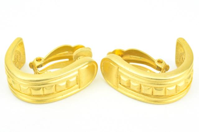 Vintage French Givenchy Costume Jewelry Earrings: Vintage French Givenchy Costume Jewelry Earrings in Gilt Metal. Clip on, signed. Each measures 1.25 inch in length.