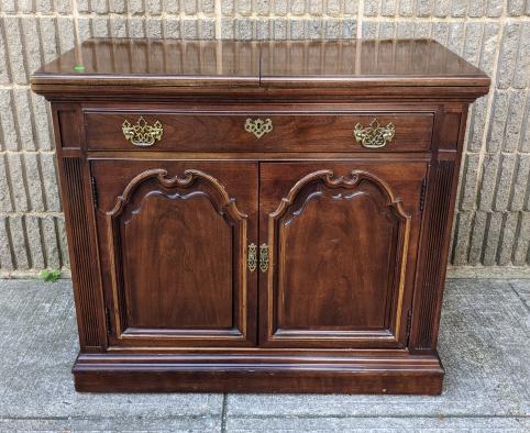 Vintage Thomasville Credenza Dry Bar with Expandab: Vintage Thomasville Credenza Dry Bar with Expandable Top. Measures 32 inches x 36 inches x 18 inches.