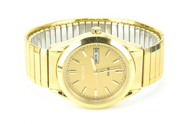 Seiko Gilt Stainless Steel Men's Solar Watch: Seiko Gilt Stainless Steel Men's Solar Watch in Original Box. Water resistant. Japan Movement 370257. Interior opening measures 3 inches.