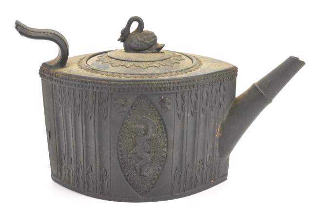 Antique Wedgwood Black Tea Pot Swan Finial: Antique Wedgwood Black Jasper Ware Tea Pot w Swan Finial on Cover. The pot handle is missing and spout is chipped. 5.5 inches x 9 inches x 4 inches