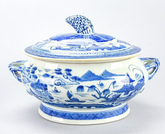 Chinese Canton Covered Tureen w Pine Cone Finial (1 of 9)