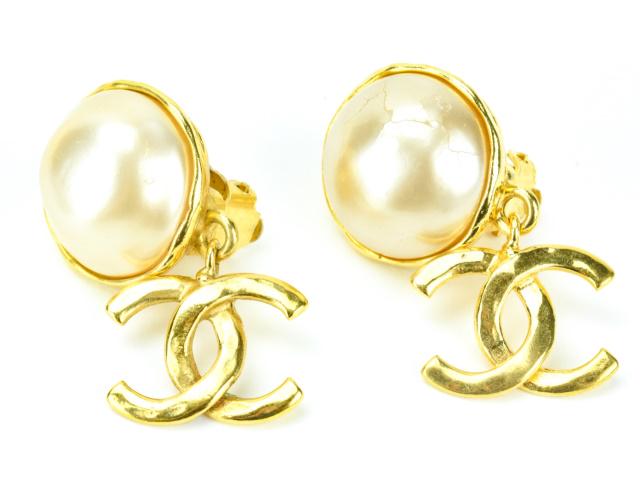 Vintage Chanel Paris Costume Faux Pearl Earrings: Vintage Chanel Paris Costume Jewelry Gilt Metal Faux Pearl Pedant Earrings with Double C Logo. From the 1993 Spring collection. Hallmarked for Chanel on the back. Measures just over 1.5 inches in leng