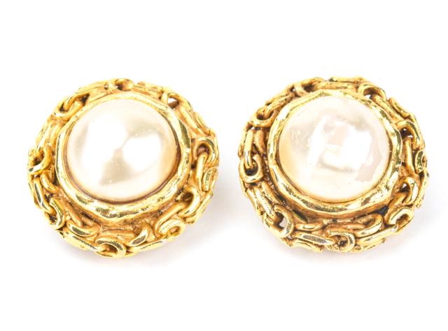 Vintage Chanel Paris Costume Faux Pearl Earrings: Vintage Chanel Paris Costume Jewelry Gilt Metal Faux Pearl Clip on Earrings. Hallmarked for Chanel on the back. Measures 1 inch in length.