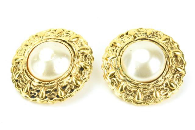 Vintage Chanel Paris Costume Faux Pearl Earrings: Vintage Chanel Paris Costume Jewelry Gilt Metal Faux Pearl Clip on Earrings. Hallmarked for Chanel on the back. Measures 1.25 inches in length.