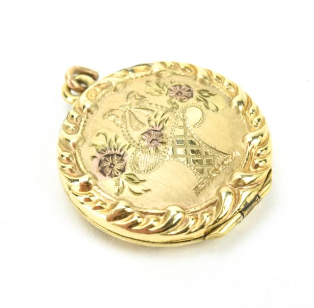 Estate Yellow Gold Fill Gardinetto Locket Pendant: Estate Yellow Gold Fill Gardinetto Locket Necklace Pendant. Measures just over 1 inch in length.