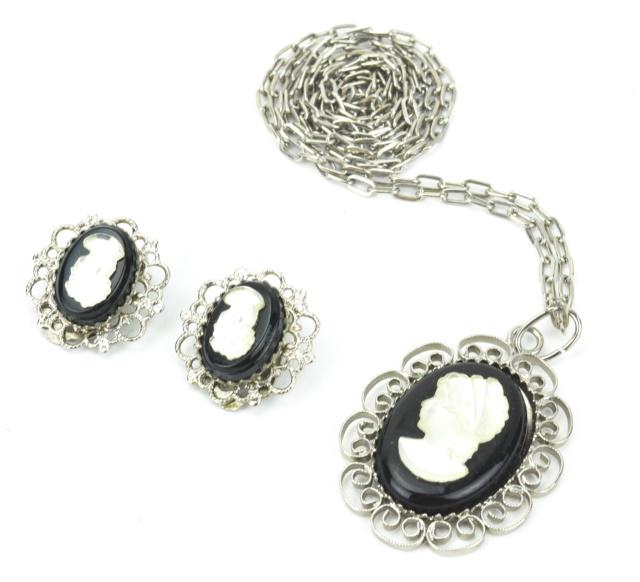 Vintage Costume Jewelry Cameo Necklace & Earrings: Vintage Costume Jewelry Cameo Necklace & Earrings Set. The cameo necklace pendant has an Art Deco style chain, the earrings are clip on. Chain measures 24 inches in length.
