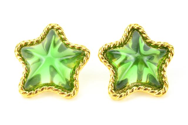 Vintage Trifari Gripoix Glass Starburst Earrings: Pair of Vintage Trifari Gripoix Style Art Glass Starburst & Gilt Metal Earrings. Signed. Each measures 1 inch in width.