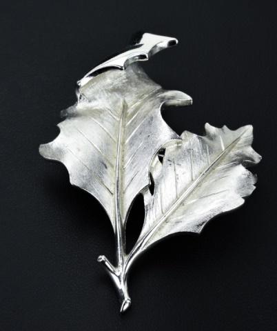 Vintage Costume Jewelry Crown Trifari Leaf Brooch (1 of 7)