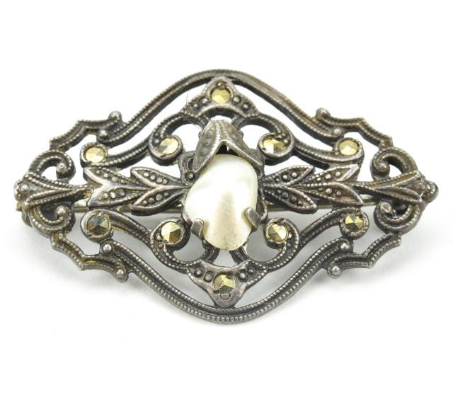 Antique Sterling Marcasite Brooch w Natural Pearl: Antique Sterling Marcasite Brooch w Natural Pearl. Edwardian style brooch, hallmarked, sterling silver with marcasite and center with natural high luster pink / white tone pearl. Measures just under 1