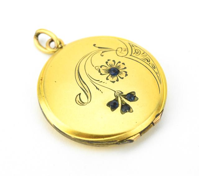 Antique C 1900 Art Nouveau Floral Locket w Garnets: Antique C 1900 Art Nouveau Floral Locket Necklace Pendant w Garnets. Gold filled with two flowers, scrollwork and four garnets. Measures nearly 1.5 inches in length.