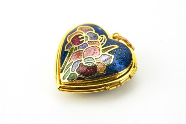 Vintage Cloisonne Enamel Heart Locket Pendant: Vintage Cloisonne Enamel Heart Locket Pendant. Measures just over 1 inch in length.