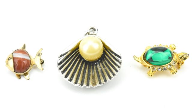Jelly Belly Turtle & Fish Scarab Pins & Clam Charm: Jelly Belly Turtle & Fish Scarab Pins & Clam Shell w Pearl Necklace Pendant or Charm Charm. Banded agate carved Egyptian scarab mounted in a fish brooch measures .75 of an inch in width.