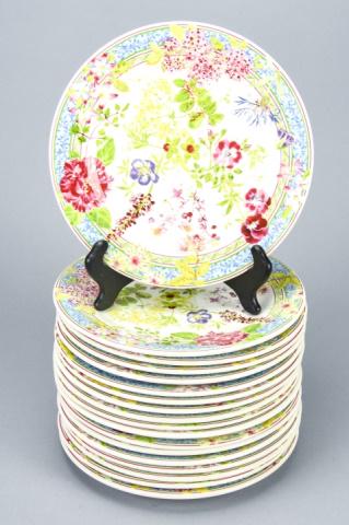 18 Gien France Millefleurs Porcelain Lunch Plates: 18 Gien France Millefleurs Porcelain Lunch Plates. Measures 9 inches in diameter. Property of a designer decorated North Salem, New York equestrian estate.
