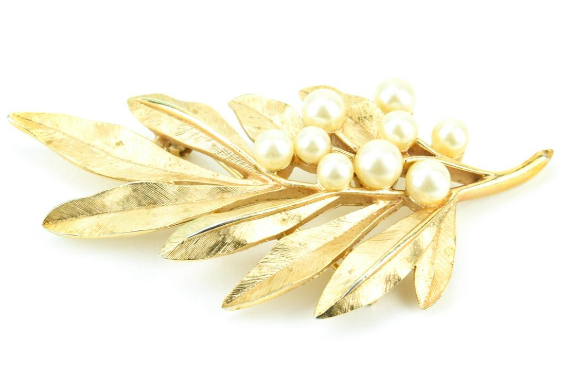 Vintage Crown Trifari Costume Jewelry Brooch (1 of 6)