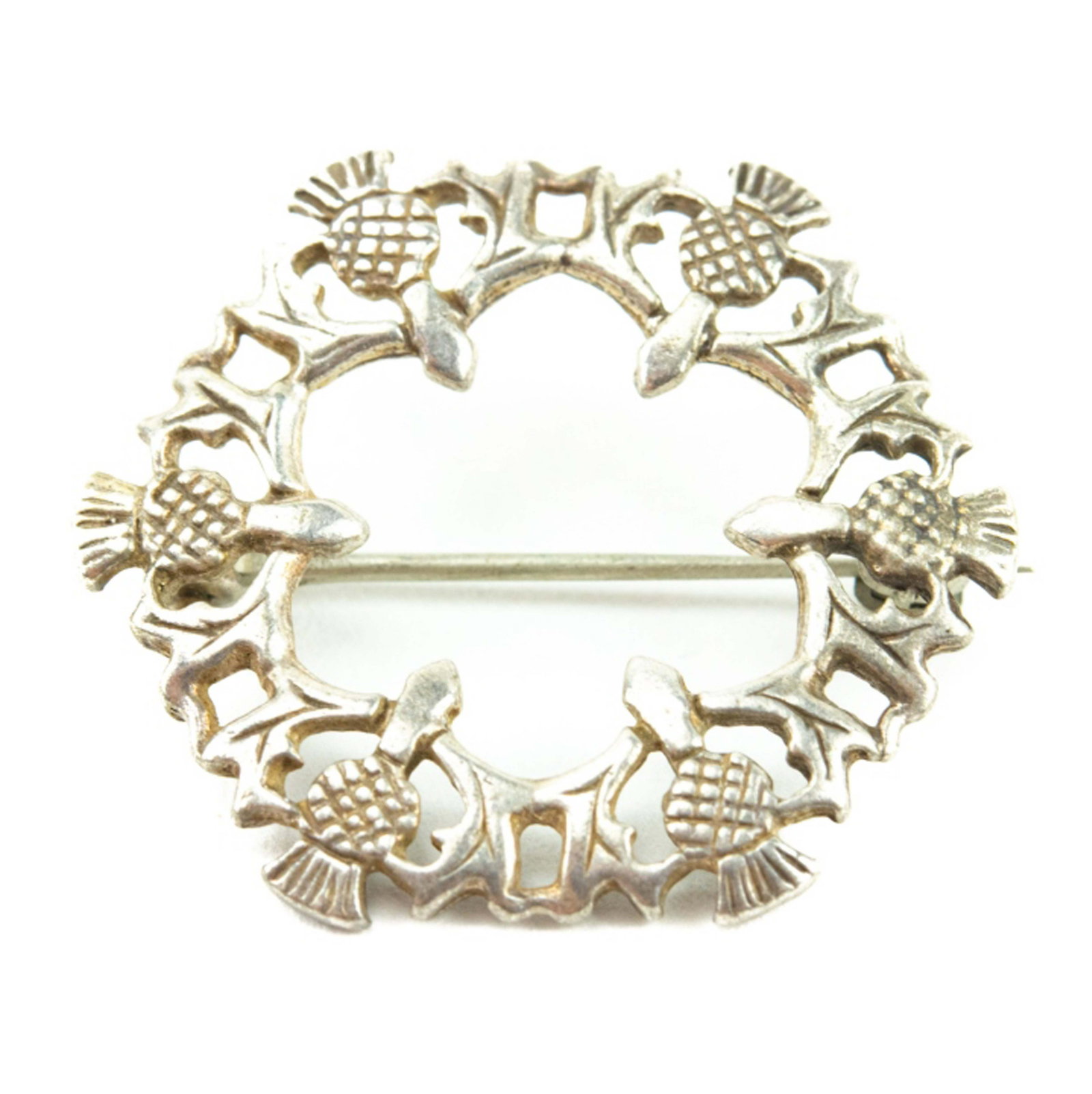 Estate Sterling Scottish Thistle Wreath Brooch: Estate Sterling Silver Scottish Thistle Wreath Brooch. Hallmarked. Measures just over 1 inch in diameter.