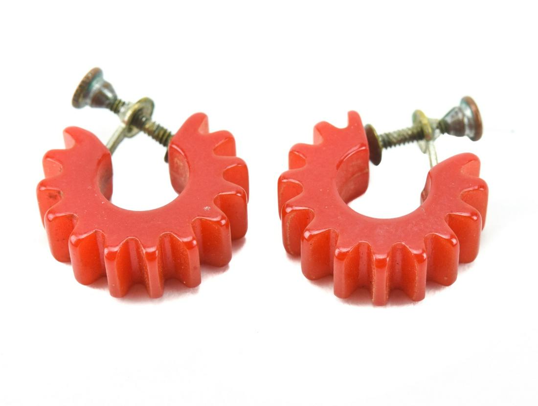 Pair of Vintage Faux Coral Bakelite Earrings: Pair of Vintage Faux Coral Bakelite Earrings. Screw backs. Each measures 5/8ths of an inch in diameter.