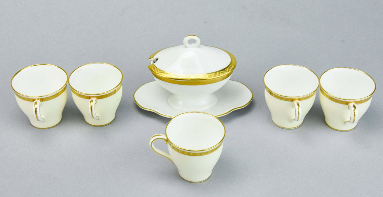 Set 5 Richard Ginori Porcelain Demitasse Cups: Set 5 Richard Ginori Porcelain Demitasse Cups. Includes 5 cups and lidded sugar. Cups measure 2 inches x 3 inches.