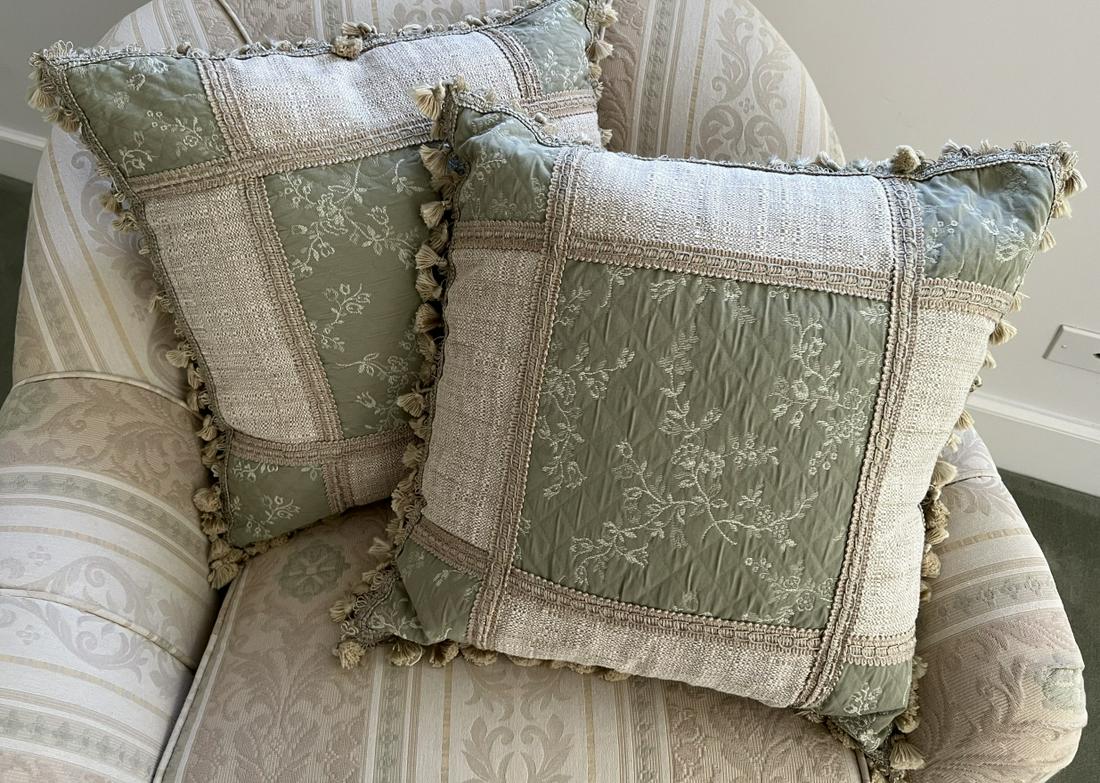 Pair of Decorative Throw Pillows (1 of 2)